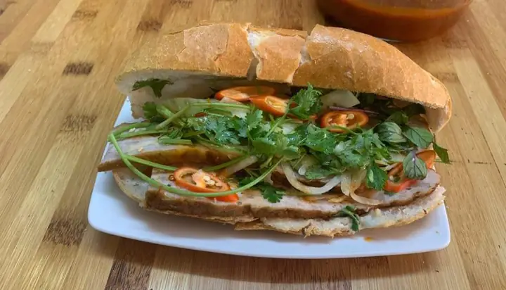 Review Chi Tiết Quán Bánh Mì Giò Chả Dũng Hạnh Lê Đại Hành: Gia Truyền Đậm Đà Hay Chỉ Là Thói Quen?