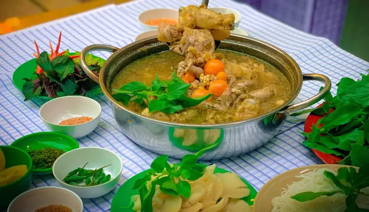 Lẩu Gà Lá É Góc Đà Lạt: Đánh Giá Chi Tiết Từ Không Gian Đến Hương Vị