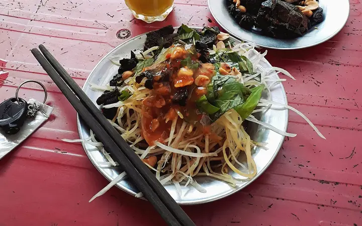 Review Gỏi Khô Bò Nguyễn Văn Thủ: Quán Ăn Vỉa Hè Đáng Nhớ