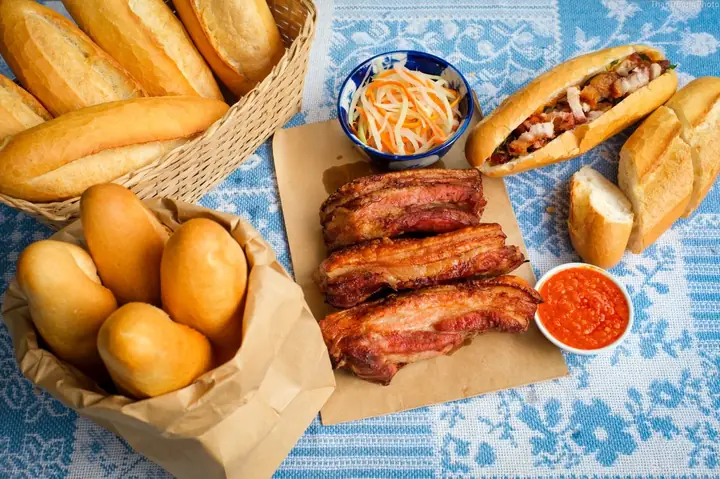 Review Quán Ông Phú Đạt: Bánh Mì Heo Nướng Lu Chuẩn Vị Hà Nội