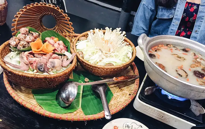 Review Hồ Lô Quán Hàng Vôi: Quán Ăn Gia Đình Giá Rẻ Trái Tim Phố Cổ