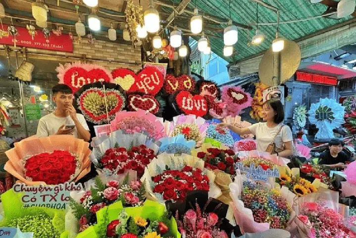 Chợ Hồ Thị Kỷ Quận 10: Thiên Đường Ẩm Thực Và Hoa Tươi Đêm