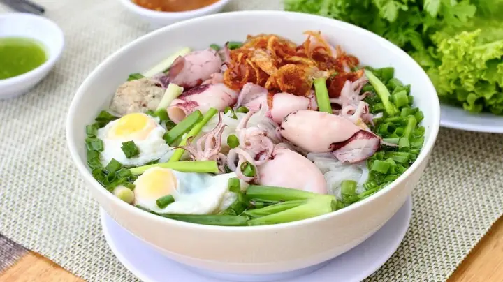 Hủ Tiếu Mực Cần Thơ: Bí Quyết Nấu & Địa Điểm Thưởng Thức Chuẩn Vị