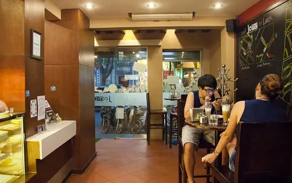 Review Joma Bakery Cafe Liễu Giai: Không Gian Phòng Cách Tây Âu, Bánh Ngọt Chuẩn Vị Nhưng Giá Cao