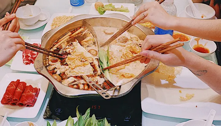 Lẩu Hồng Kông Bone & Pot: Trải Nghiệm Ẩm Thực Đậm Chất Trung Hoa Tại Quận 10