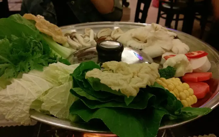 Đánh Giá Chi Tiết Quán Lẩu Quốc Tế Ở Bình Dương: Trải Nghiệm Thực Tế & Phân Tích