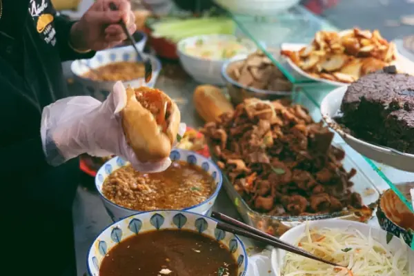 Review Bánh Mì Madam Khanh: Tiệm Bánh Mì Nổi Tiếng Nhất Hội An