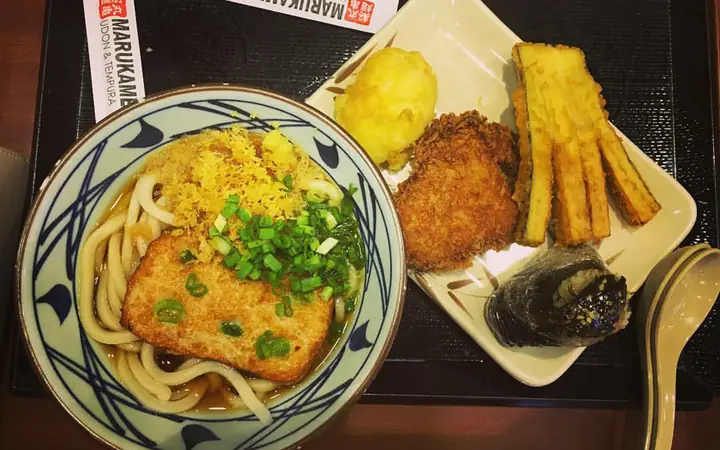 Đánh Giá Chi Tiết Nhà Hàng Marukame Udon Thảo Điền: Trải Nghiệm Mì Udon & Tempura Chuẩn Vị Nhật