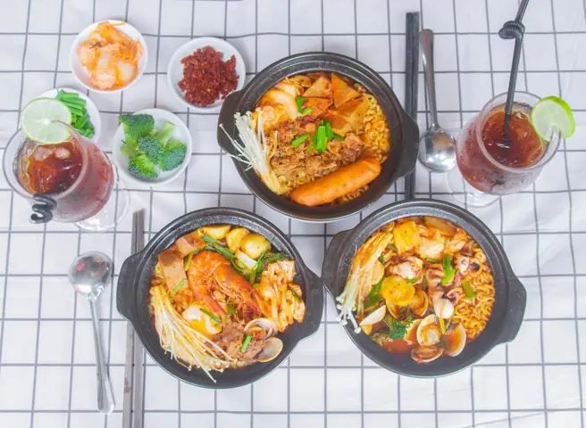 Đánh Giá Chi Tiết Menu Mì Cay Hot Hot: Đa Dạng Và Đậm Đà Hương Vị Hàn Quốc