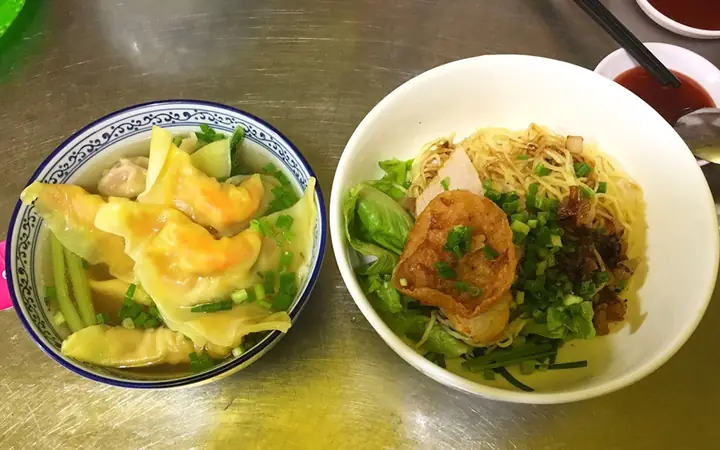 Đánh Giá Chi Tiết Quán Tân Tòng Lợi: Trải Nghiệm Mì Sủi Cảo & Vịt Tiềm Đậm Chất Trung Hoa