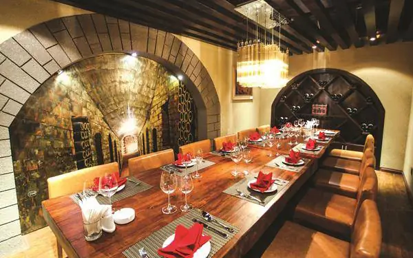 Review Hầm Rượu Il Vino My Way Hotel: Bar Sang Trọng Giữa Lòng Cầu Giấy