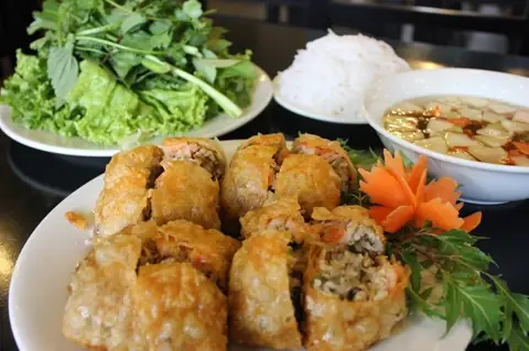 Đánh Giá Chi Tiết Nem Cua Bể Sài Gòn: Trọn Vị Biển Cảng Giữa Lòng Thành Phố