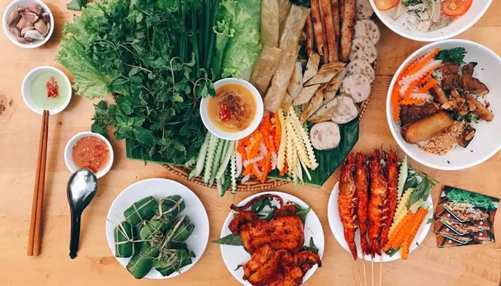 Review Nem Nướng Cô 5 Thuận: Trải Nghiệm Ẩm Thực Miền Trung Tại Quận 7