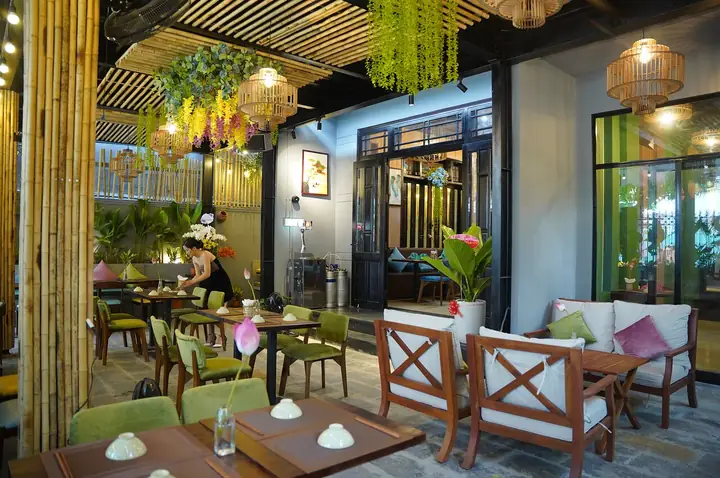 Nhà Hàng Nón Lá Đà Nẵng: Đánh Giá Chi Tiết Menu, Trải Nghiệm Ẩm Thực & Mẹo Thưởng Thức
