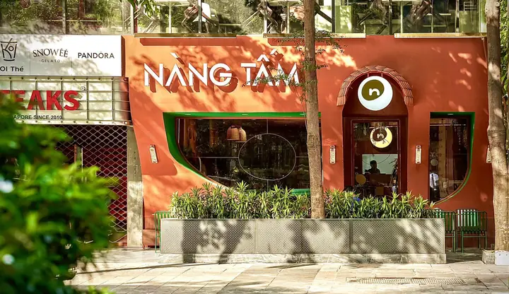 Nhà Hàng Trên Đường Nguyễn Huệ
