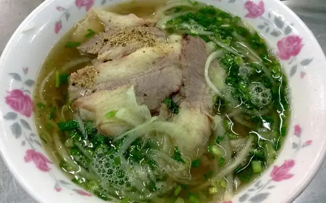 Review Chi Tiết Quán Phở Phú Vương Lê Văn Sỹ: Nước Dùng Đậm Đà, Thịt Ngon Nhưng Giá Cả & Dịch Vụ Có Đáng?