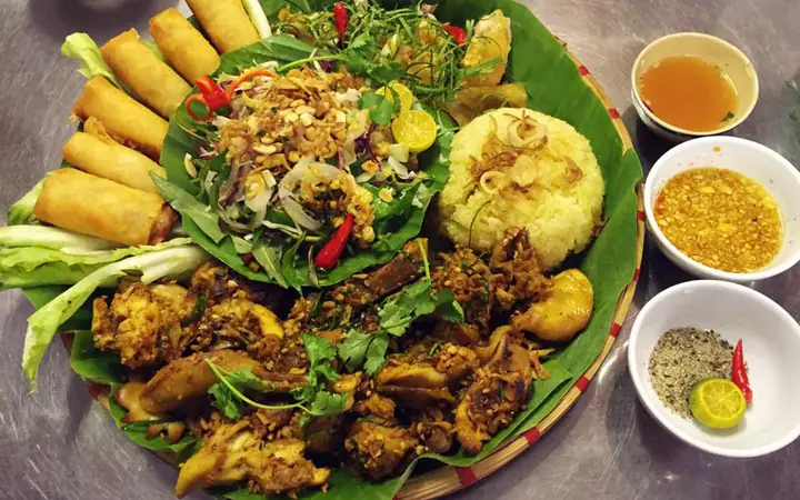 Quán 32 Đà Nẵng: Đặc Sản Gà Lên Mâm Đậm Đà, Đáng Đồng Tiền
