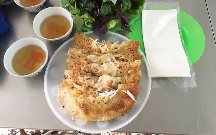 Review Chi Tiết Quán Bánh Xèo Hạnh Mai: Trải Nghiệm Ẩm Thực Vỉa Hè Đậm Chất Hà Nội