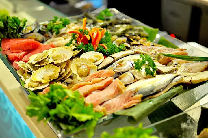Đánh Giá 10 Quán Hải Sản Bờ Kè Nha Trang: Trải Nghiệm Từ Đồng Giá Đến Cao Cấp