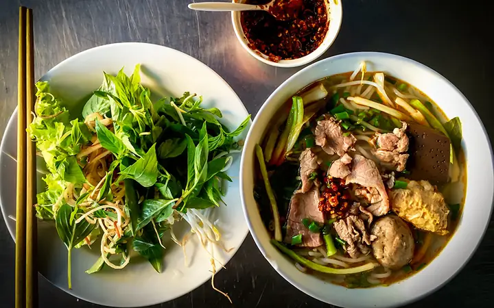 Review Quán Cẩm: Bún Bò Huế Đậm Đà, Chất Lượng Ổn Định Gần Trung Tâm Huế