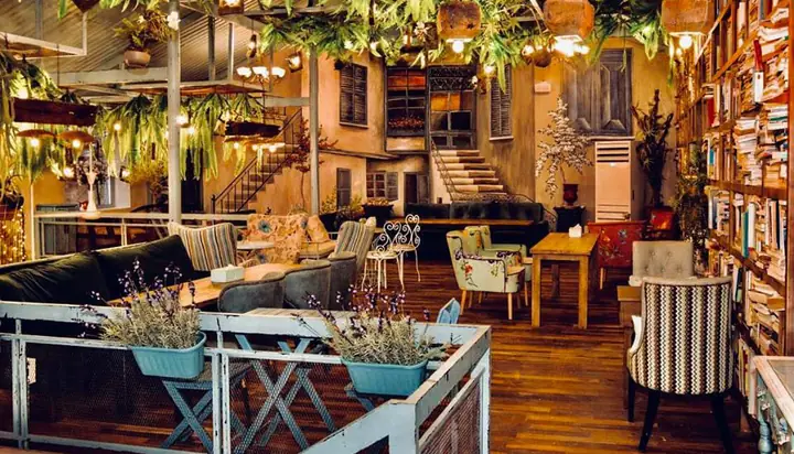 The Wood Coffee Bình Dương: Đánh Giá Chi Tiết Quán Cà Phê Gỗ Ấm Cúng Cho Hẹn Hò & Làm Việc