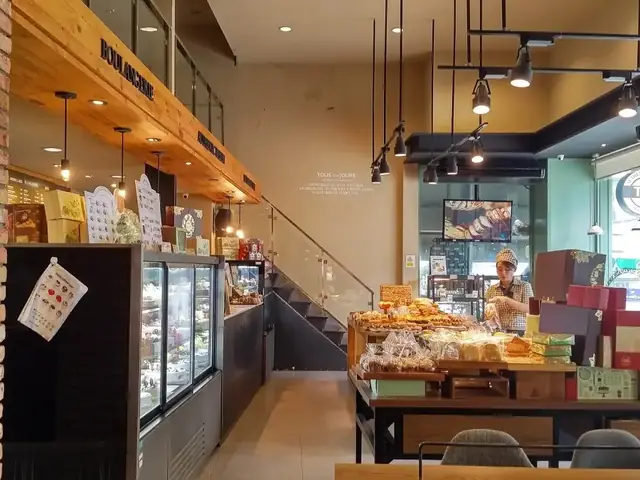 Tous Les Jours Cách Mạng Tháng 8