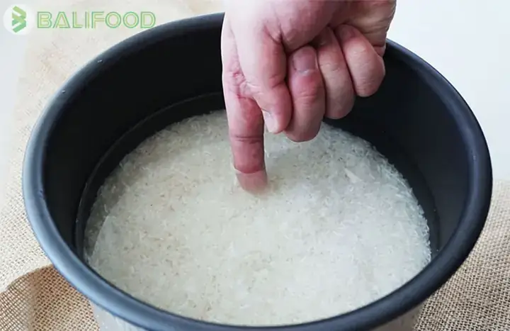 Cách Đo Nước Nấu Cơm Bằng Lóng Tay