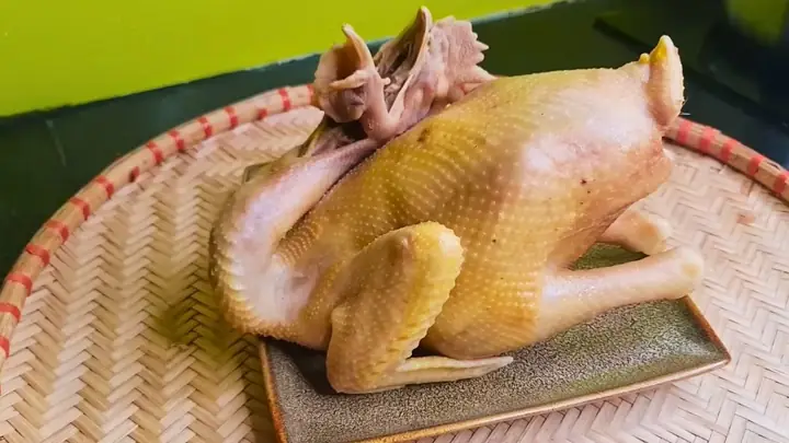 Cách Luộc Gà Nguyên Con