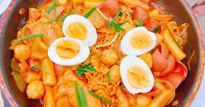 Cách Nấu Tokbokki Với Mì Tôm