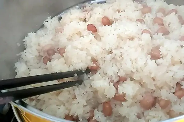 Cách Nấu Xôi Đậu Phộng Bằng Chõ