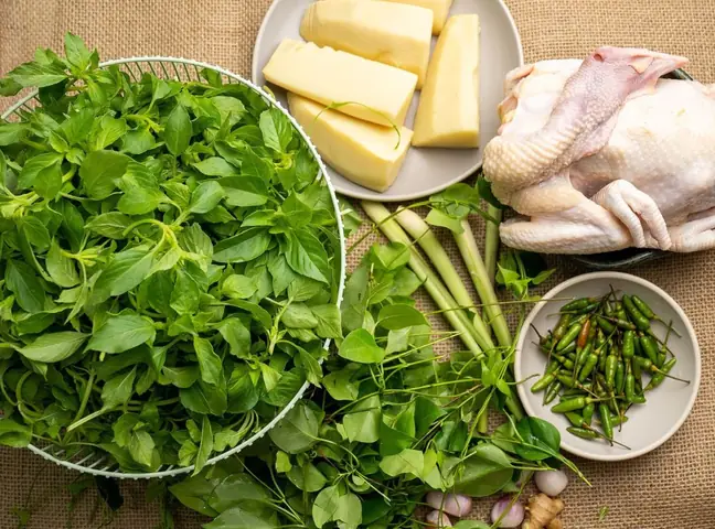 Cây Lá É Nấu Lẩu Gà