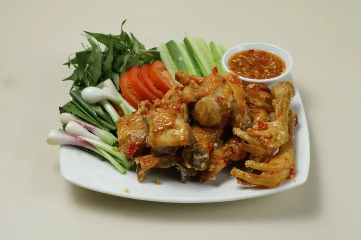 Gà Chiên Mắm Nguyên Con