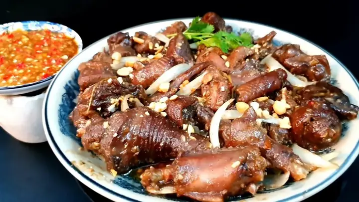Gà Chọi Xào Sả Ớt