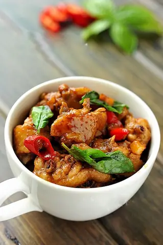 Gà Xào Húng Quế Kiểu Thái