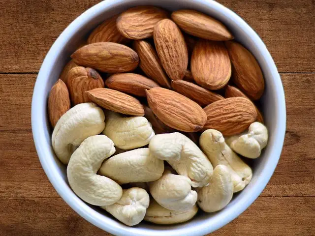 Hạnh Nhân Và Hạt Điều