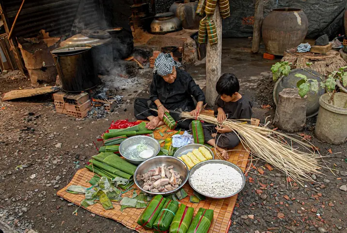 Làm Bánh Tét Ngày Tết