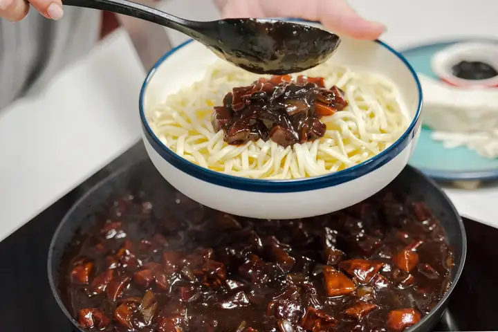 Mì Tương Đen Hàn Quốc Có Vị Gì