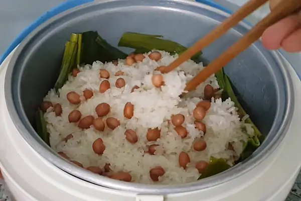 Nấu Xôi Đậu Phộng Bằng Nồi Cơm Điện
