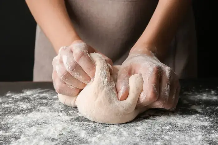 Nhào Bột Mì Bằng Nước Nóng Hay Lạnh