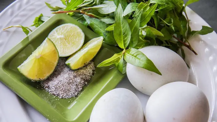 Rau Ăn Với Trứng Vịt Lộn