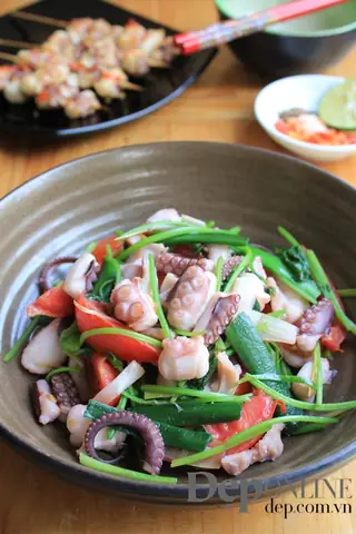 Bạch Tuộc Xào Cần Tỏi