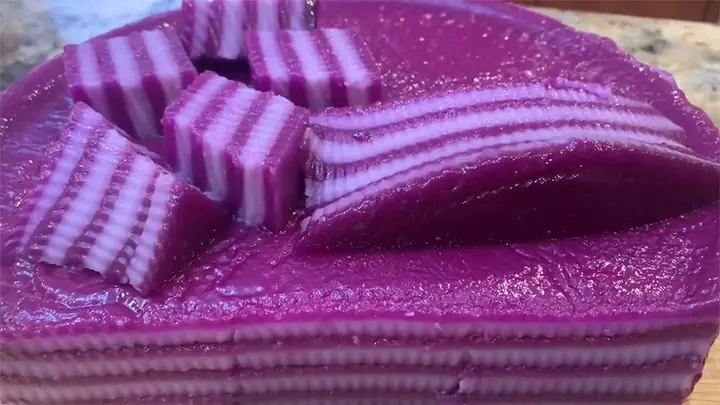 Bánh Da Lợn Lá Cẩm