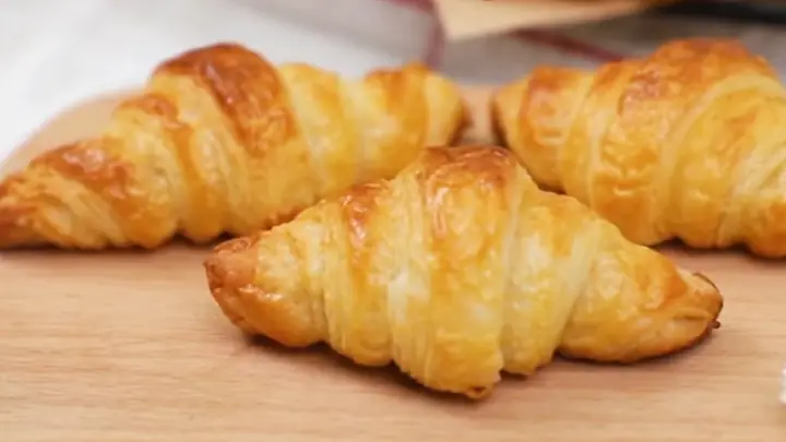 Bánh Sừng Trâu Trứng Muối