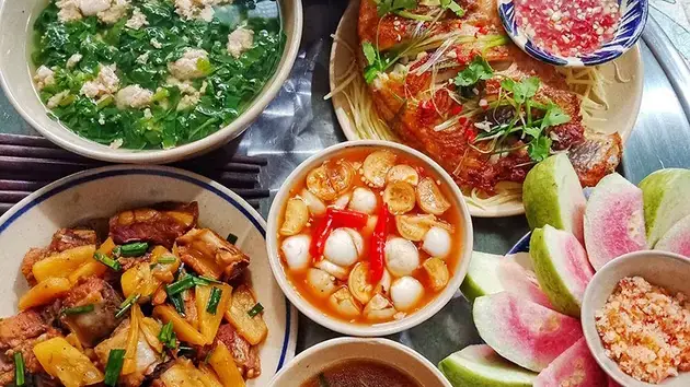 Bữa Cơm Gia Đình Đạm Bạc