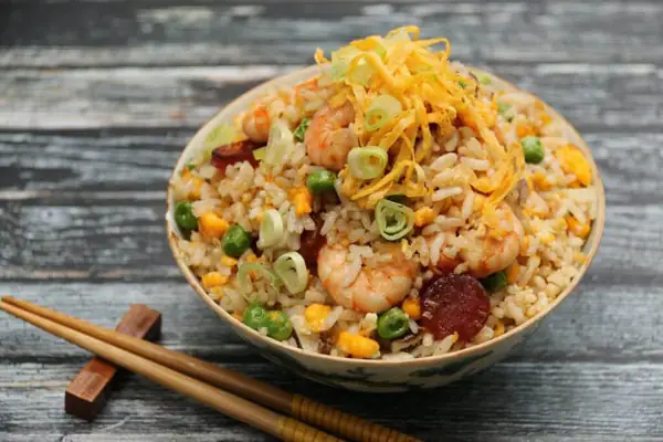 Cách Chiên Cơm Với Trứng Và Xúc Xích