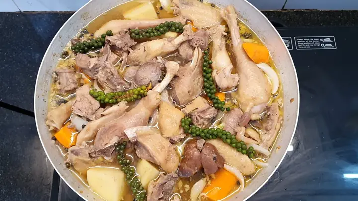 Cách Làm Gà Hầm Tiêu Xanh