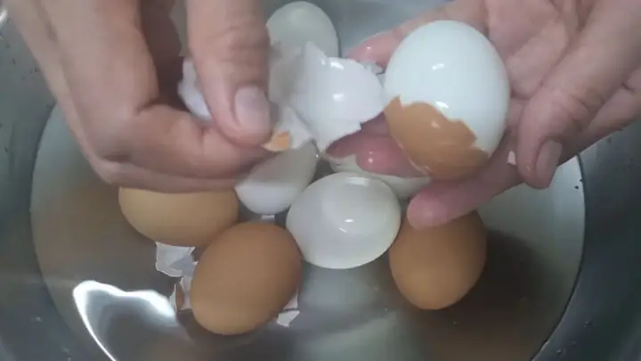 Cách Luộc Trứng Dễ Bóc Vỏ