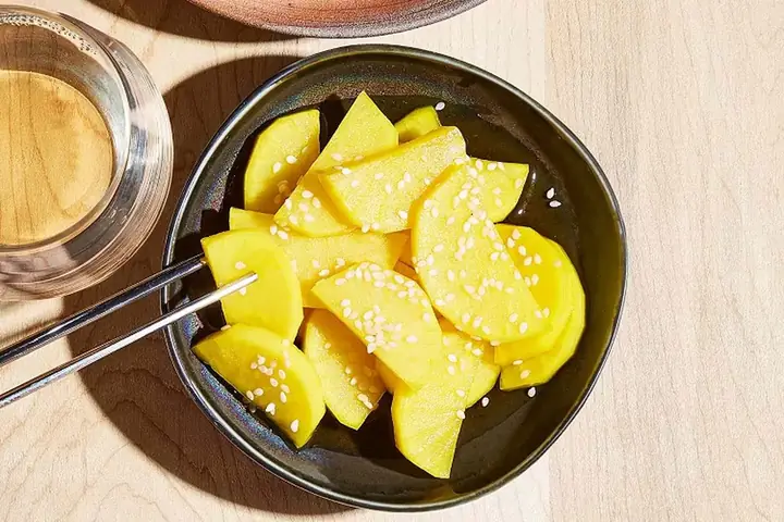 Củ Cải Muối Chua Ngọt Có Màu Vàng