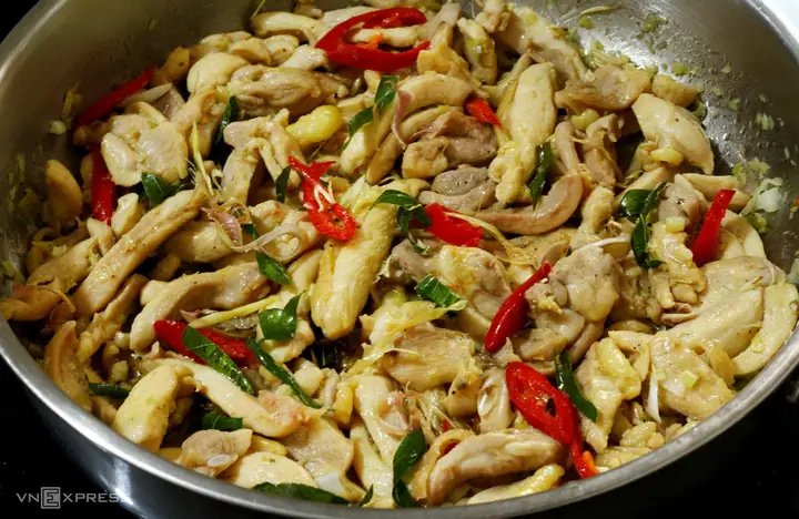 Gà Lọc Xào Sả Ớt