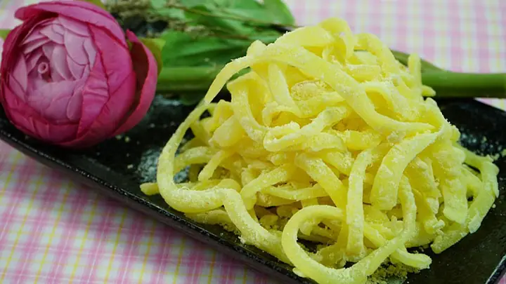 Làm Mứt Dừa Màu Vàng Từ Nghệ